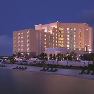מלון Traders Hotel, ****