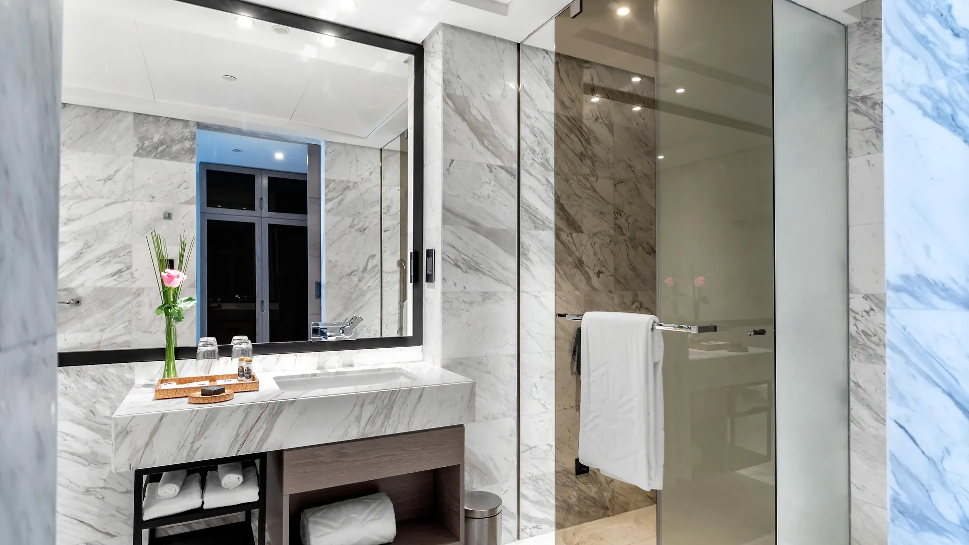 Taj Jumeirah Lakes Towers Dubaj